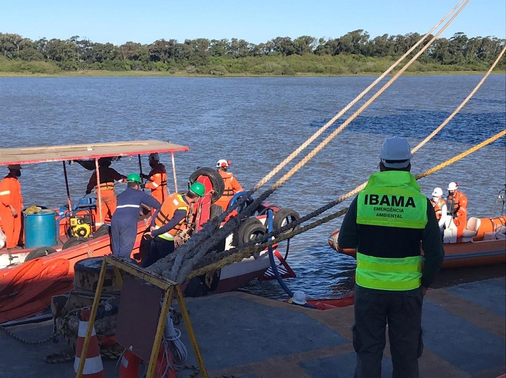 Simulado de acidente com vazamento de óleo é realizado no Porto do Rio Grande