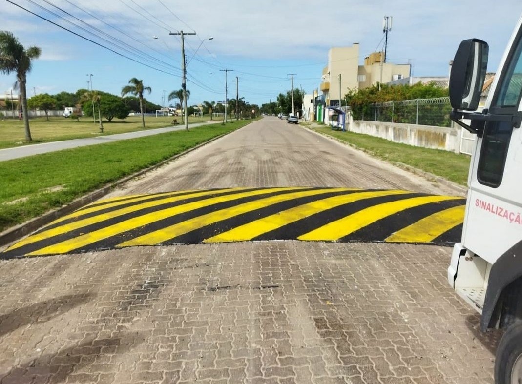 SMMAS realiza instalação de lombadas na Av. Atlântica, no Balneário Cassino