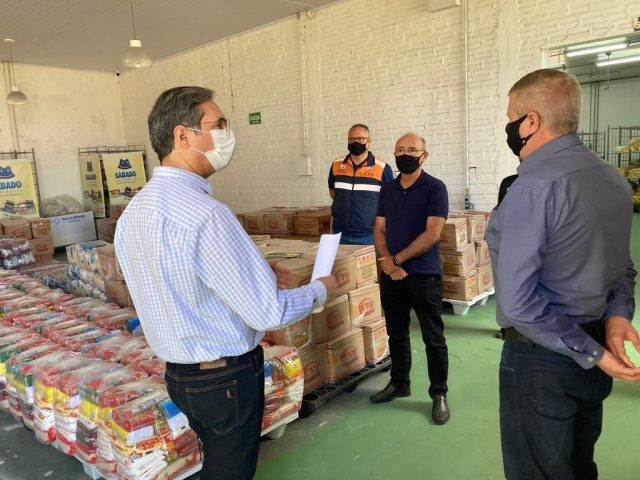 Banco de Alimentos faz repasse de 500 cestas básicas à Secretaria de Assistência Social, em Rio Grande