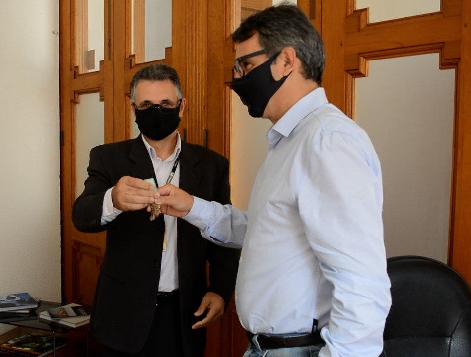 Prefeitura recebe as chaves do antigo prédio dos Correios