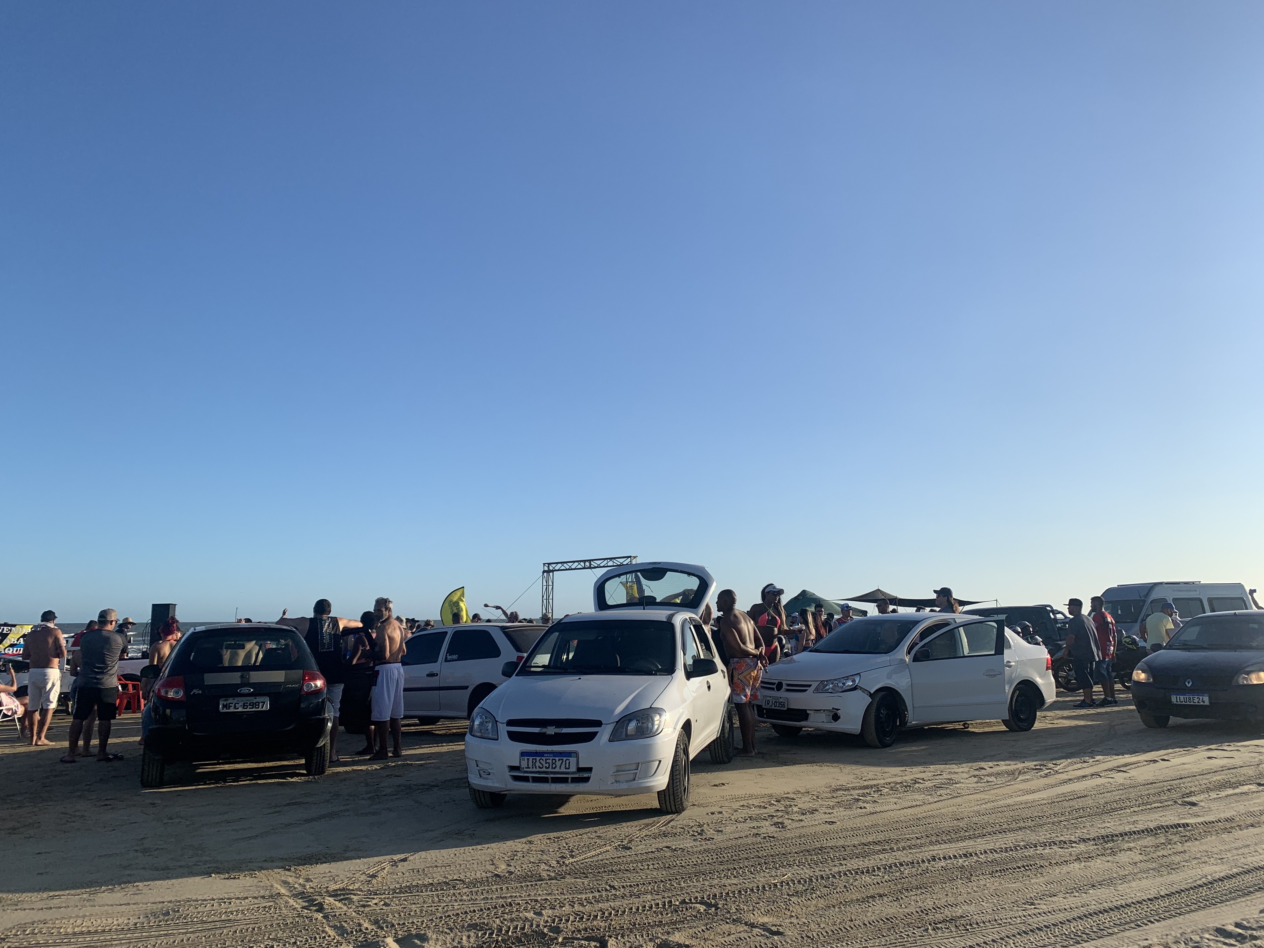 Com final de semana de sol, Praia do Cassino fica lotada