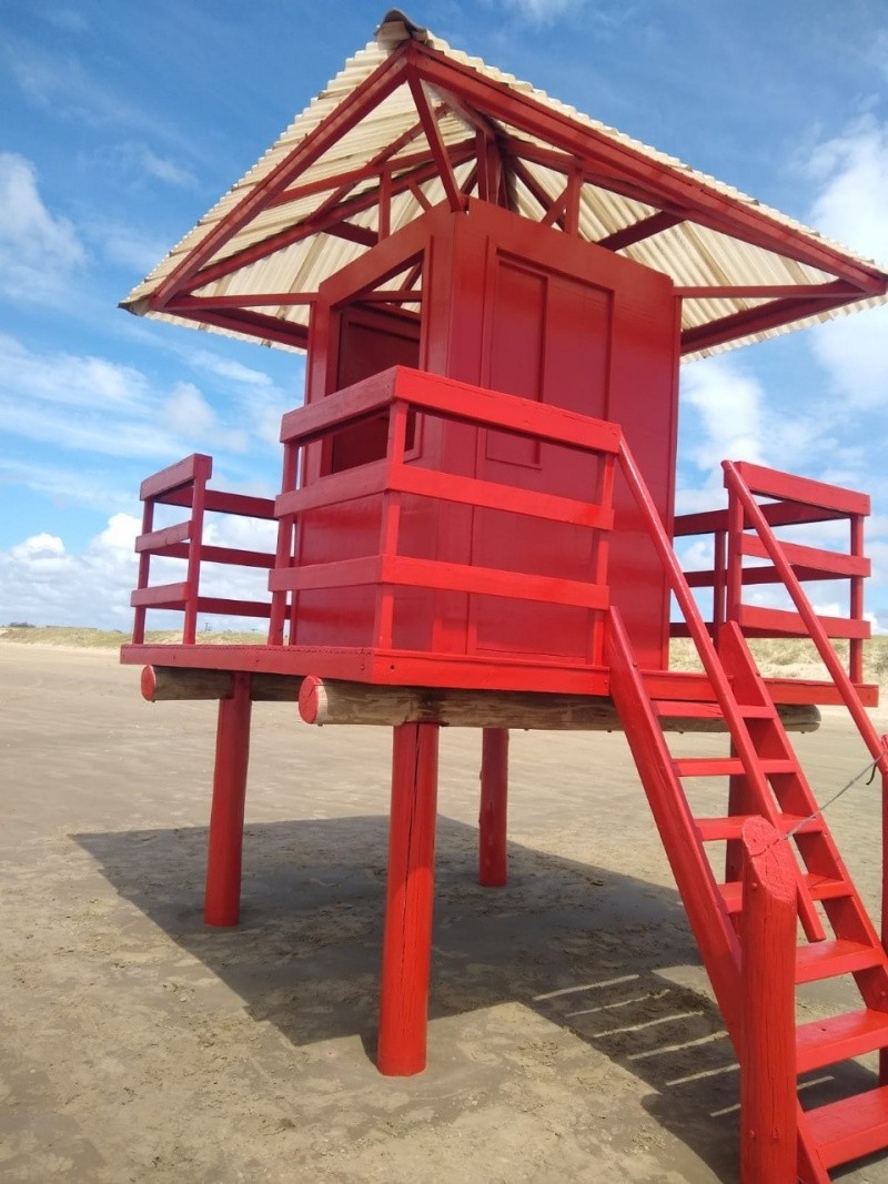 Praia do Mar Grosso recebe serviços de manutenção em guaritas salva-vidas e praça infantil 