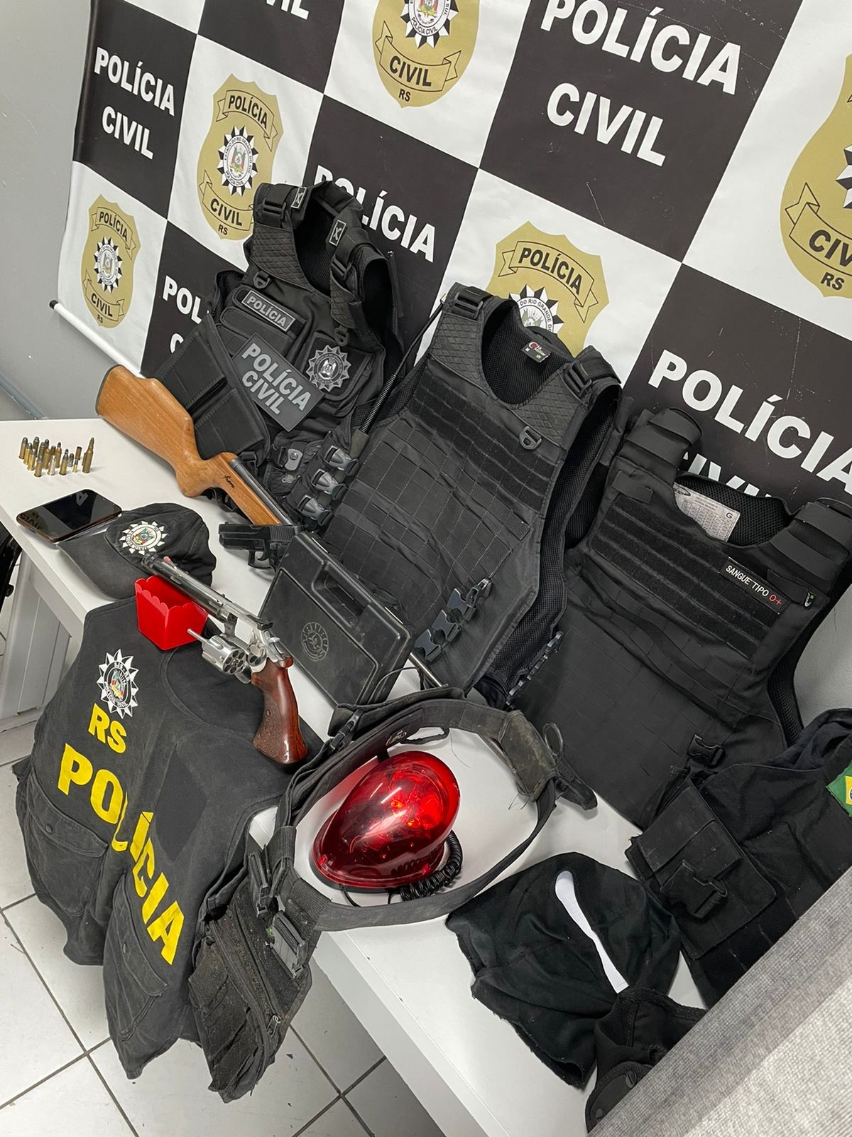 3ª Delegacia de Polícia prende dupla que cometia crimes se passando por policiais civis em Rio Grande