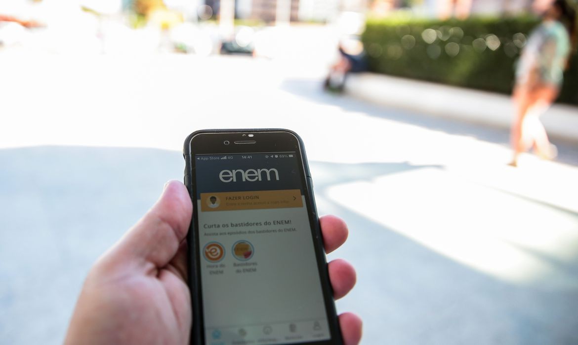 ENEM 2021: portões abrem às 12h e fecham às 13h neste domingo (21)