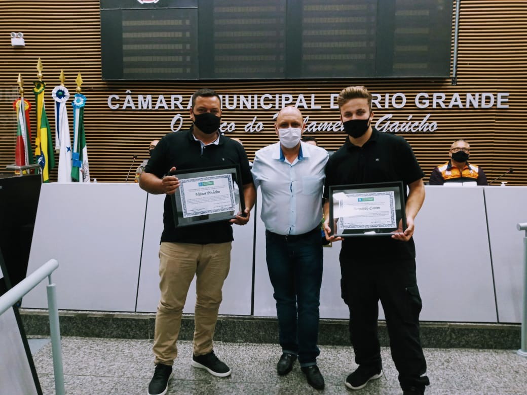 Motociclistas que encontraram ultramaratonista perdido foram homenageados na Câmara Municipal do Rio Grande 