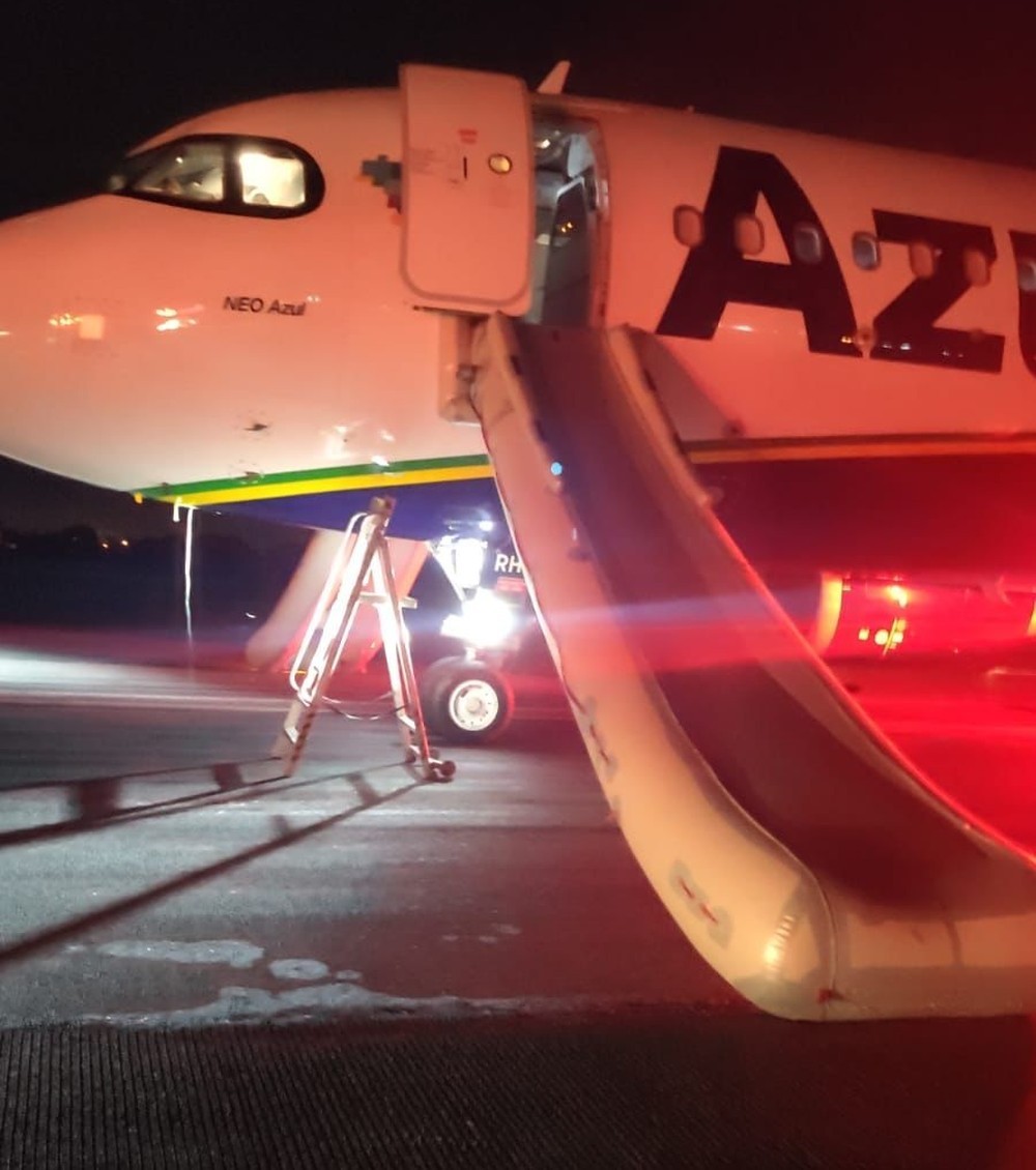 Pessoas precisam sair de avião por escorregador inflável após pane na aeronave no MT