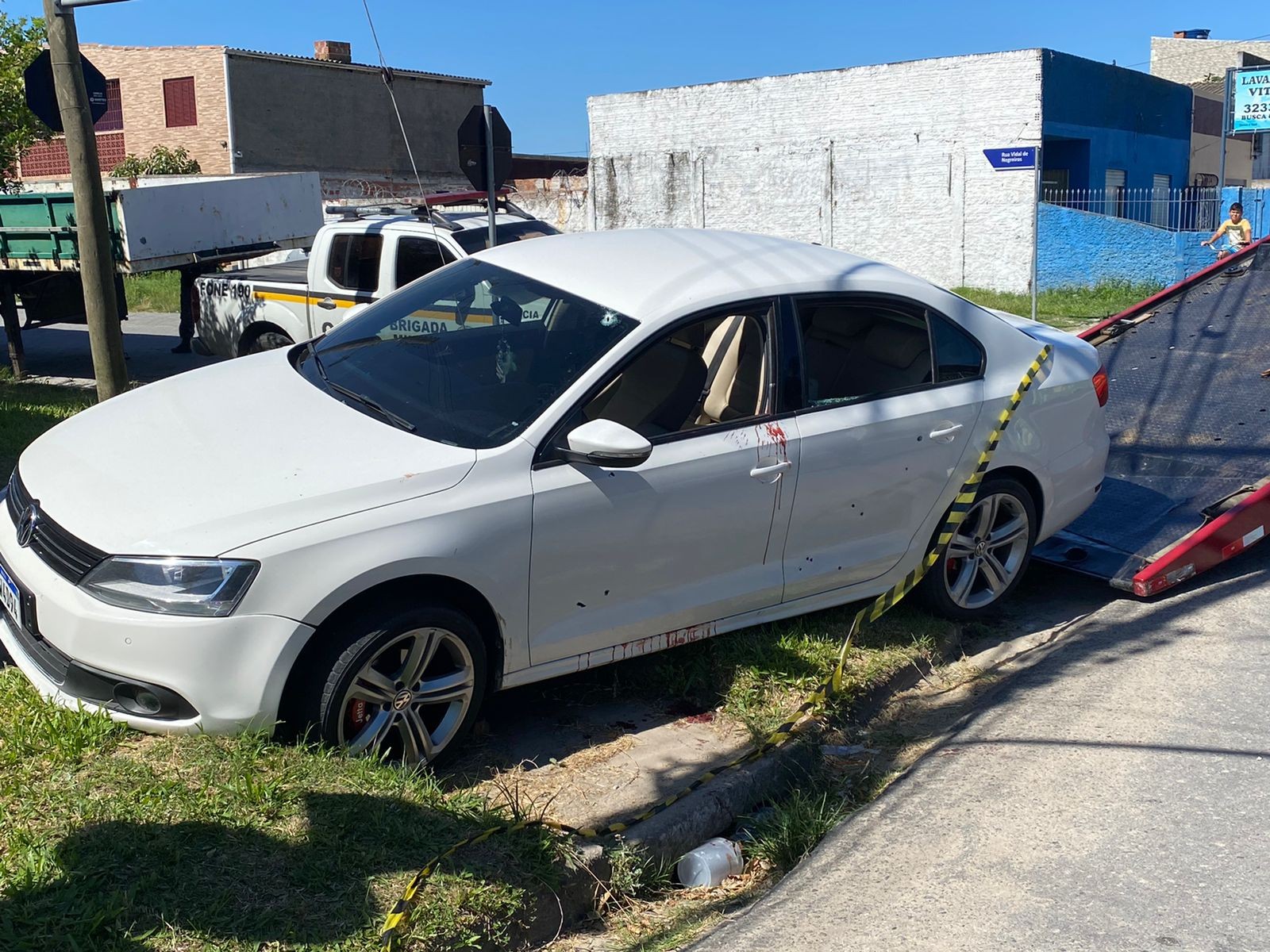 Homem é atingido com pelo menos 10 tiros na Av. Primeiro de Maio, em Rio Grande