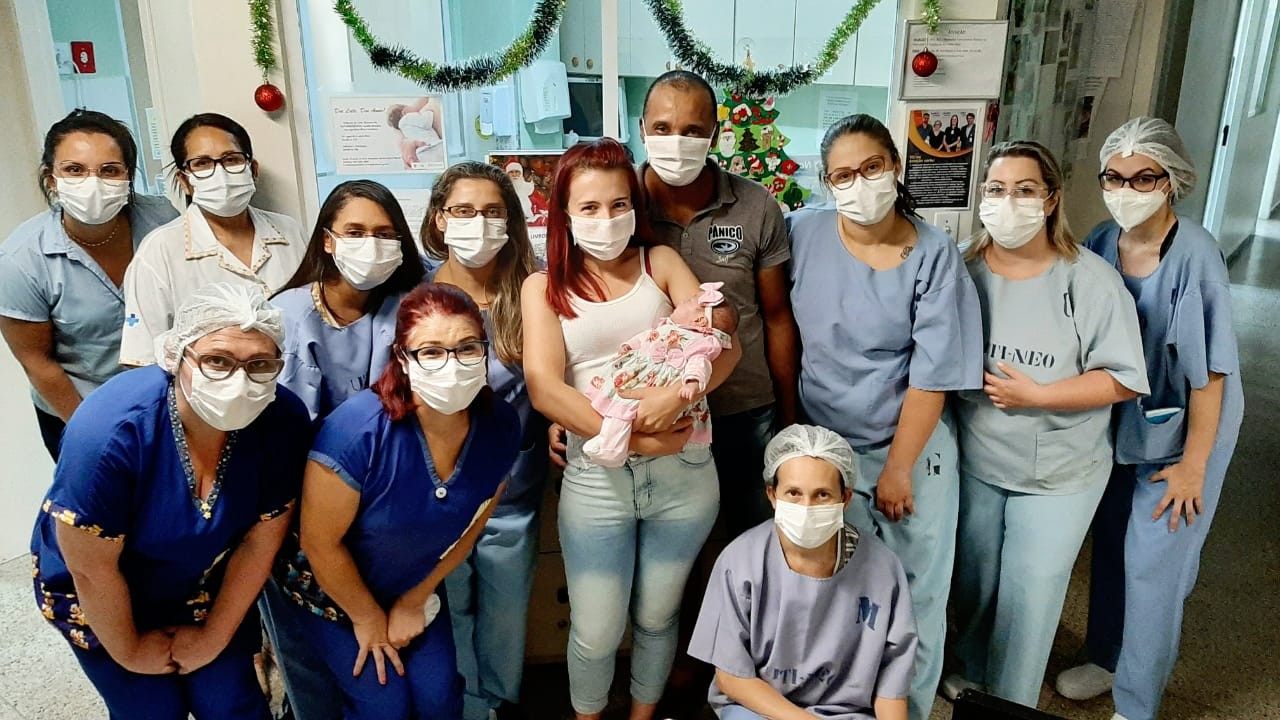 Bebê que chegou a pesar 395 gramas tem alta no HU-Furg 