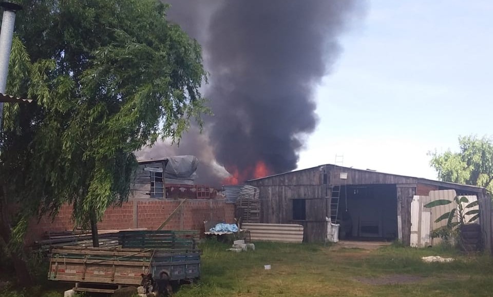 Duas casas e um galpão são destruídos após incêndio de grandes proporções na Vila Mangueira