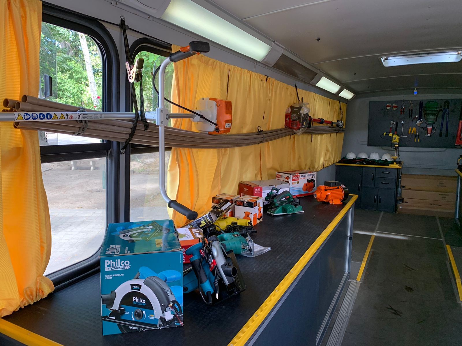 SMEd recebe dois carros e ônibus equipado para auxiliar na manutenção de escolas municipais 