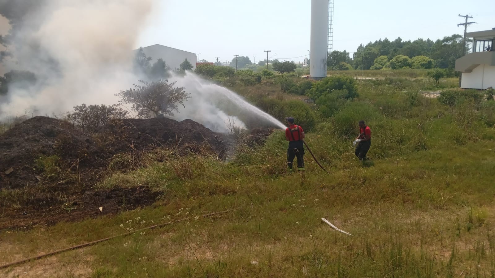 VÍDEOS: Incêndio em campo da Furg é novamente registrado por causa de altas temperaturas