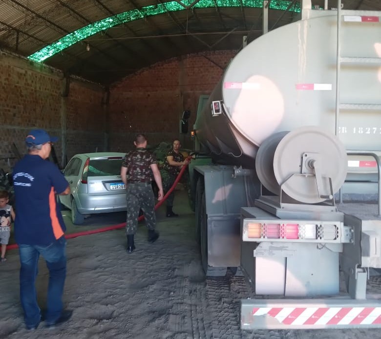 Defesa Civil, Exército e Corsan realizam abastecimento de 12 mil litros de água potável na Ilha do Leonídio