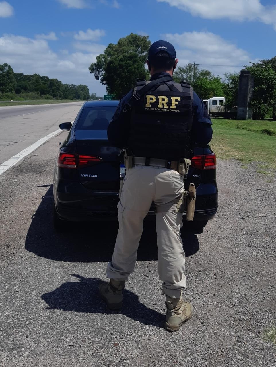 PRF recupera carro na BR-392, em Rio Grande