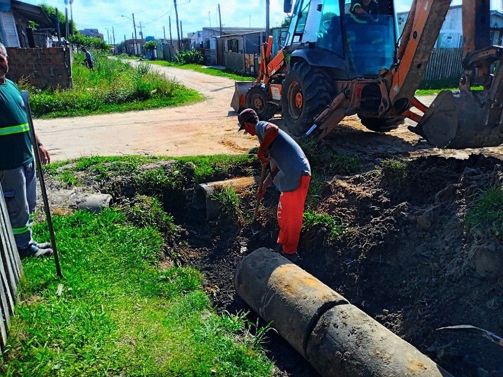 Secretaria de Zeladoria realiza manutenção em espaços urbanos de Rio Grande