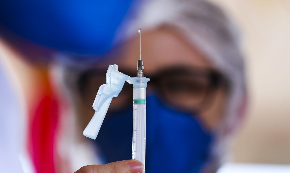 Estudos apontam que chances de óbito por Covid-19 reduziram em 87% em pessoas com esquema vacinal completo 