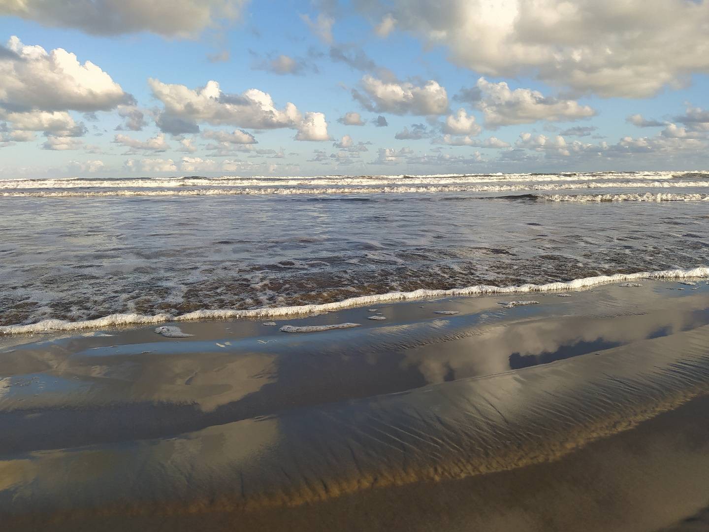 Praia do Cassino conta com sol e bandeira amarela nesta sexta-feira (24); confira os dados sobre a Operação Verão