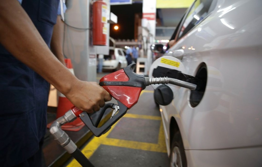 Preço da gasolina comum no Brasil está em queda há cinco semanas, aponta ANP