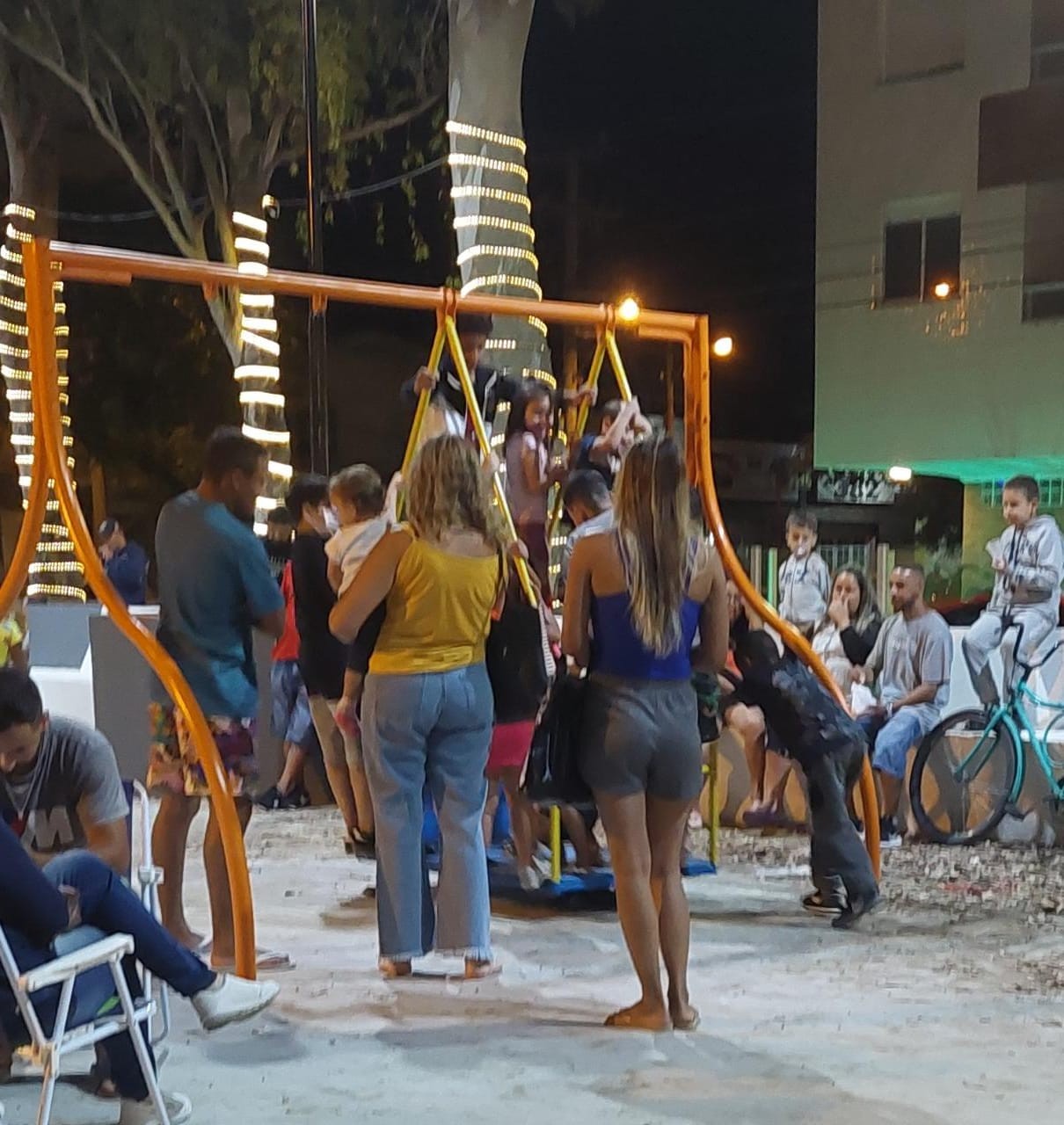 Praça inclusiva do Cassino tem brinquedos depredados antes mesmo da inauguração