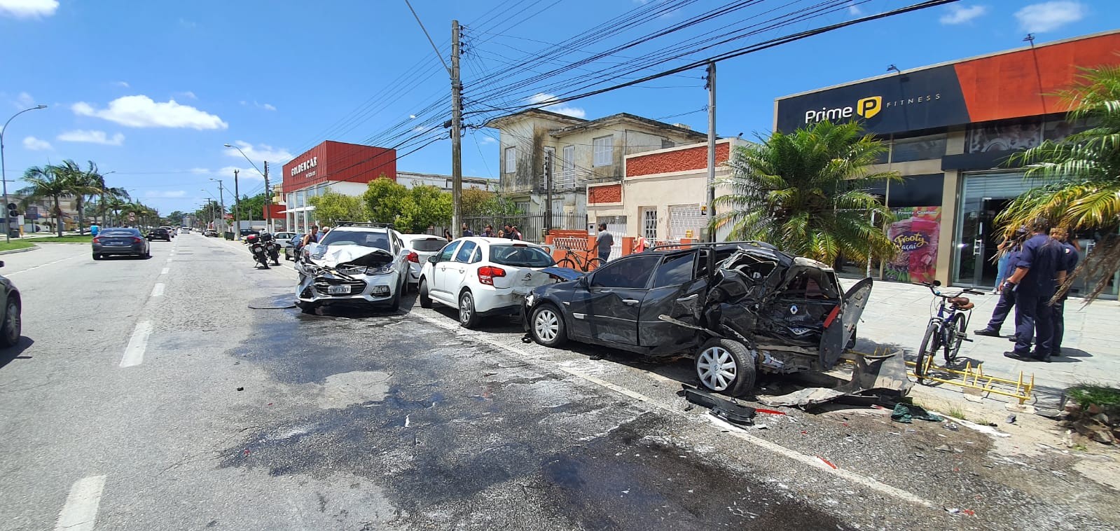 URGENTE: Uma pessoa fica ferida após acidente envolvendo quatro automóveis na Av. Presidente Vargas, em RG