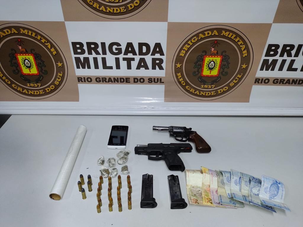 6º BPM prendeu quatro homens por tráfico de drogas e porte ilegal de arma de fogo em Rio Grande na quinta-feira (27)