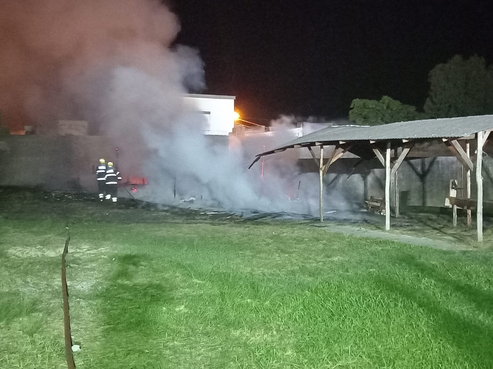 Almoxarifado de creche no Parque Marinha pega fogo na madrugada deste domingo (30)
