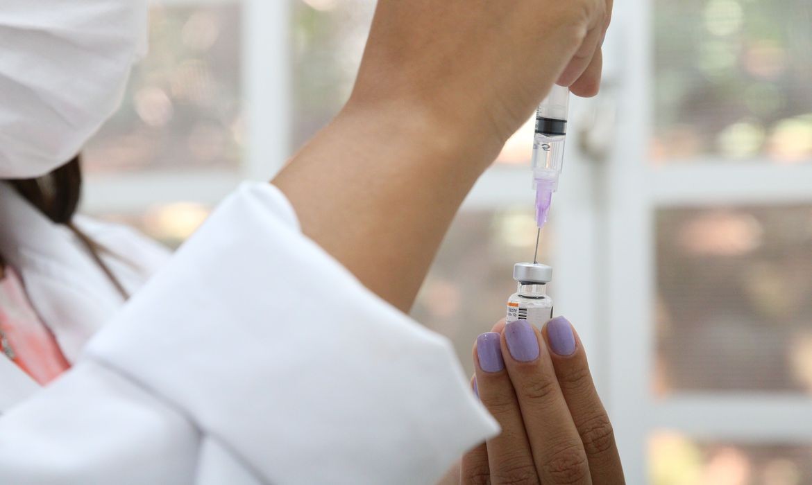 Brasil recebe novo lote com 1,8 milhão de doses da vacina pediátrica da Pfizer 