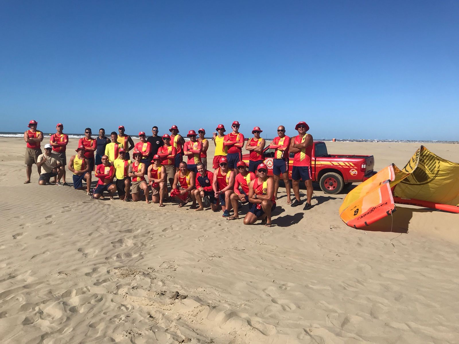 Guarda-vidas passam por treinamento de segurança para praticantes de kitesurf na Praia do Cassino