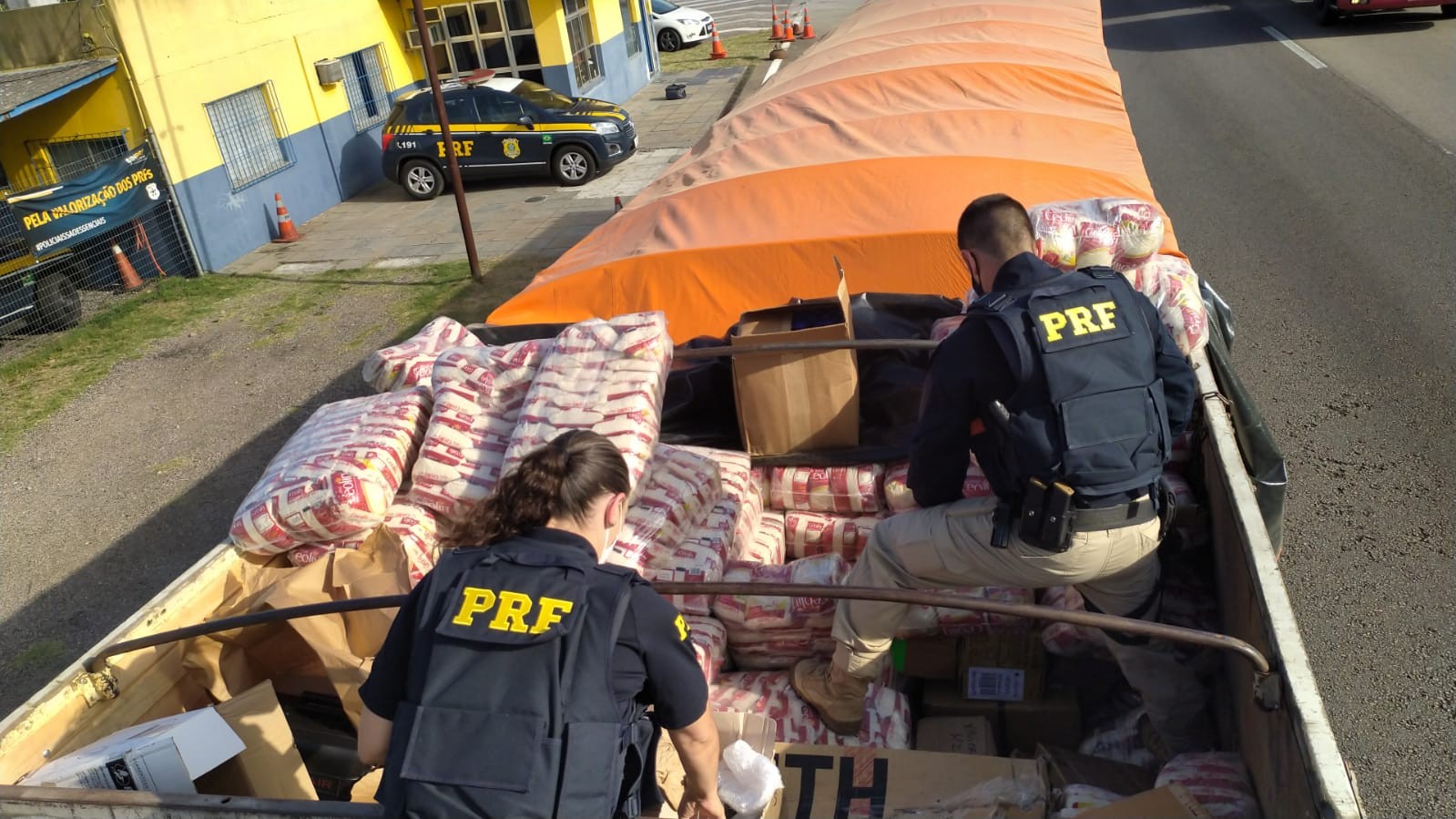 PRF apreende carreta com carga milionária de produtos importados na BR-392, em Rio Grande