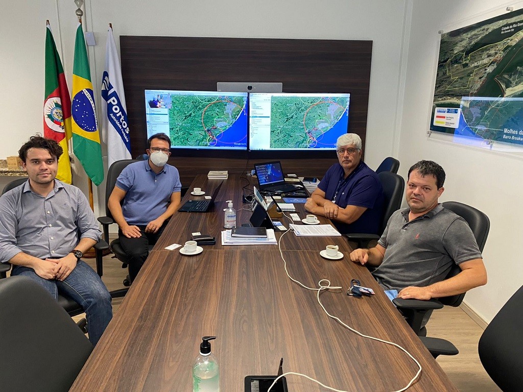 Representantes de empresa dinamarquesa visitam o porto de Rio Grande
