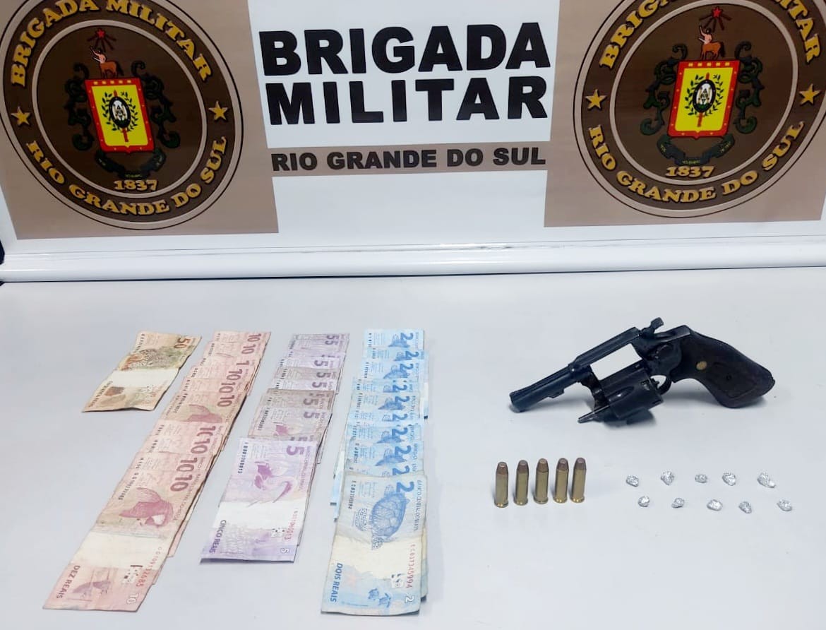 Homem é preso por tráfico de drogas e porte ilegal de arma de fogo no BGV, em Rio Grande