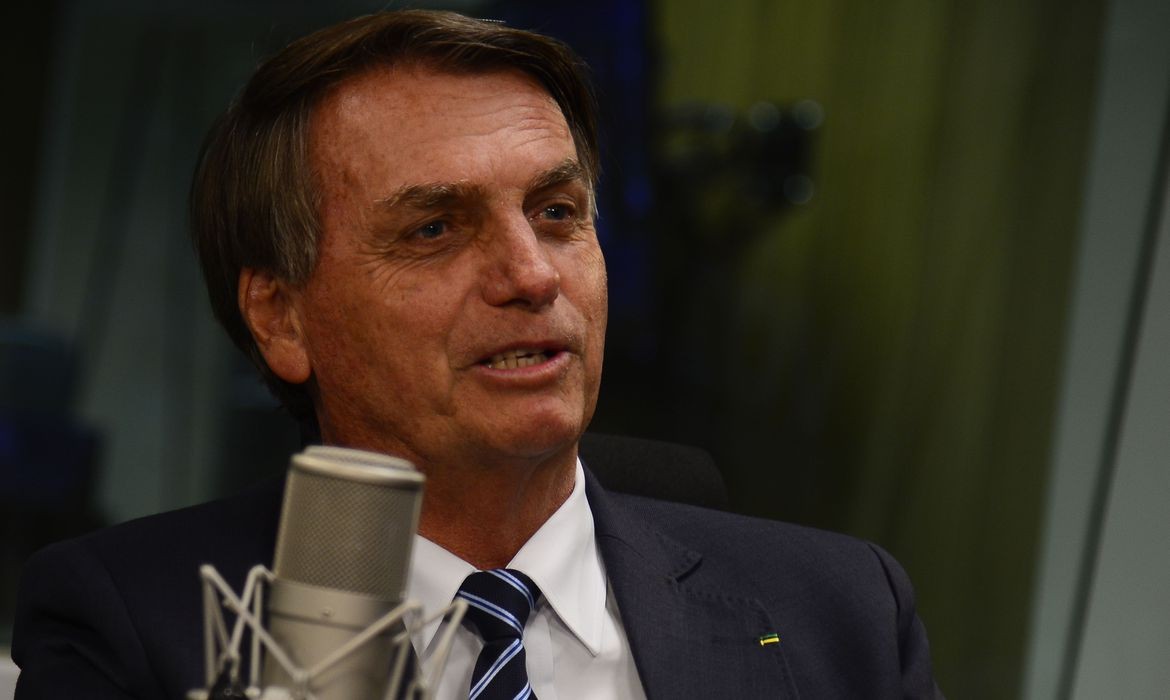 Bolsonaro oficializa reajuste de 33,23% para professores