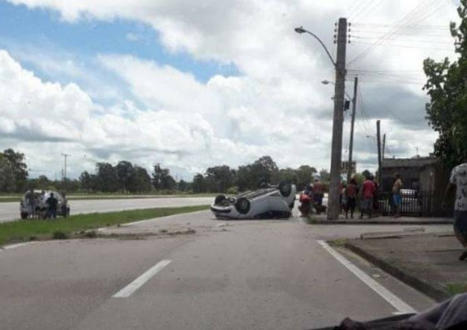 Carro capota na BR-392, em Rio Grande, deixando duas pessoas levemente feridas
