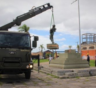 Monumento do marinheiro imperial Marcílio Dias é removido da Praça das Bandeiras
