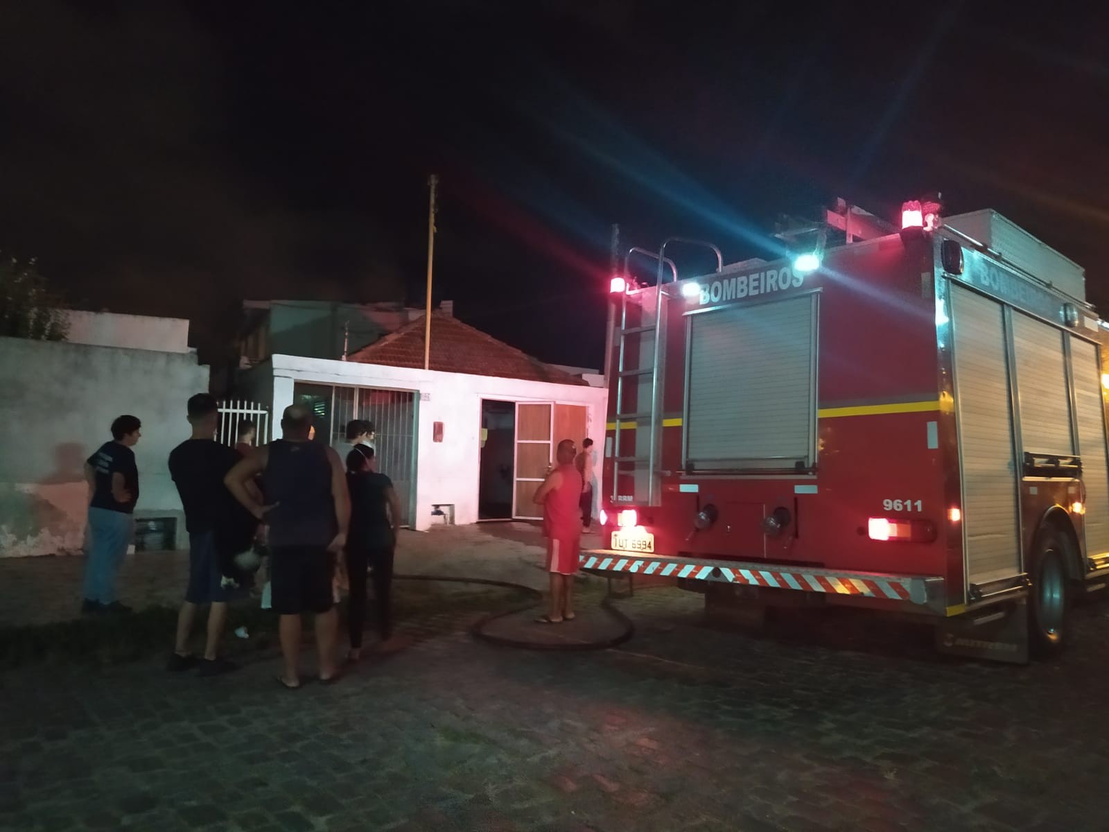 Incêndio atinge casa no bairro Navegantes, em Rio Grande