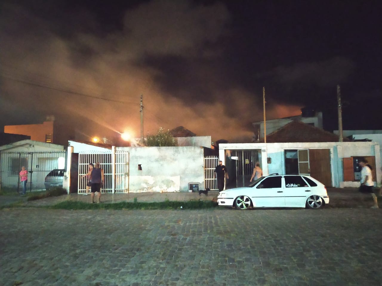 ATUALIZAÇÃO: casa tem telhado e quarto destruídos após incêndio causado por ferro de passar roupas