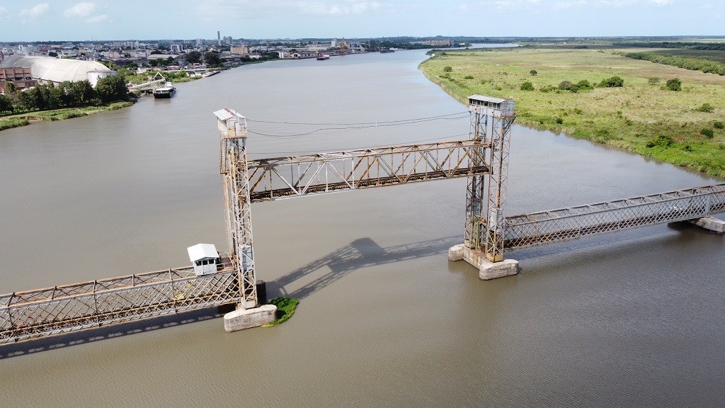 Ponte ferroviária móvel sobre o Canal São Gonçalo volta a operar normalmente
