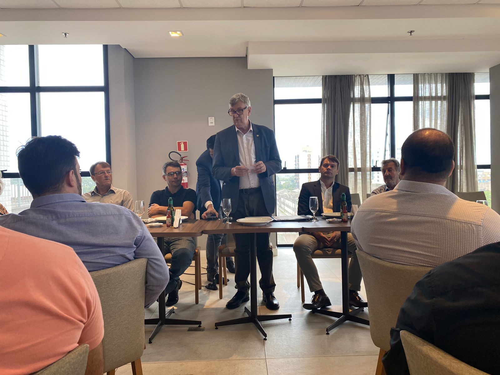 Senador Luiz Carlos Heinze (PP) cumpre agenda em Rio Grande e almoça com autoridades