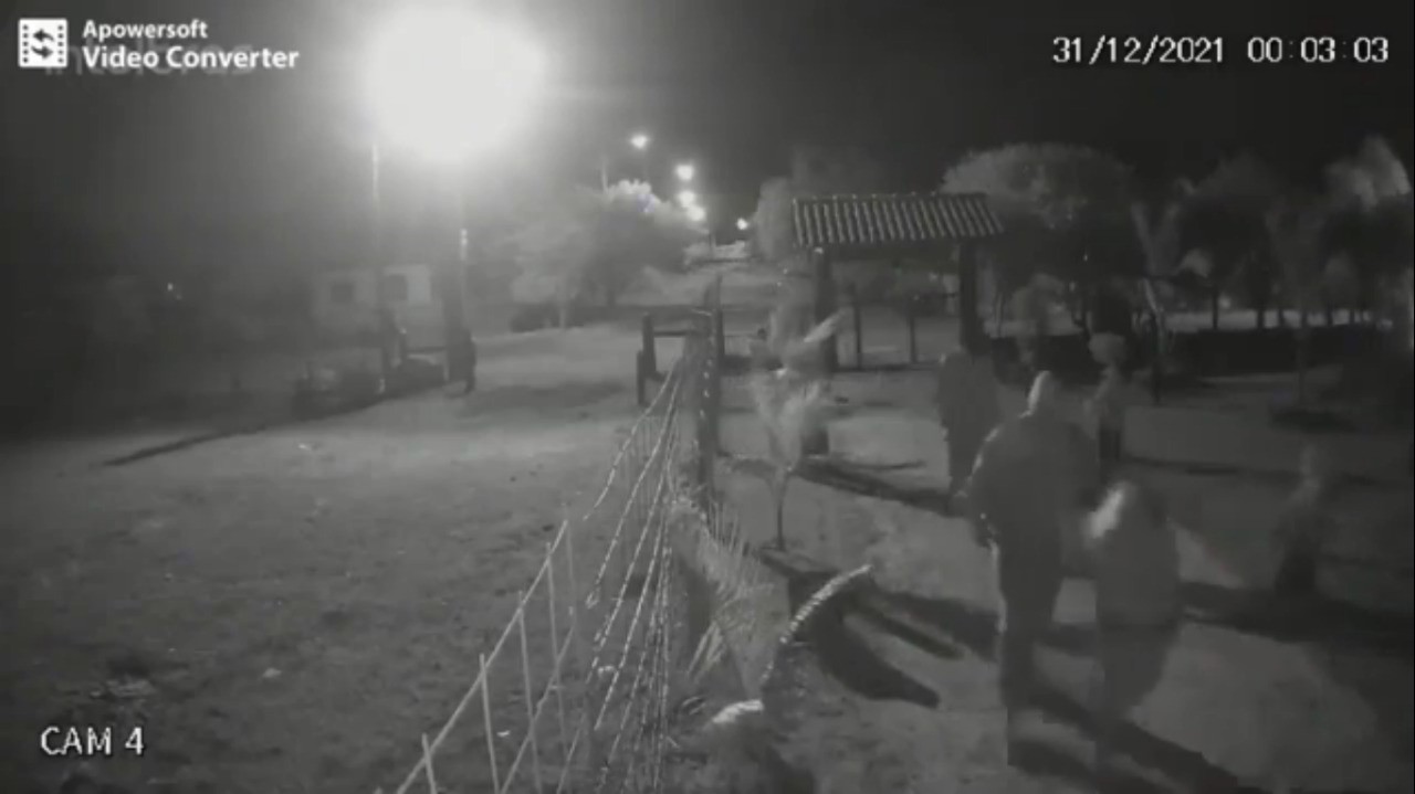 VÍDEO: veja o momento em que Karine Pinho abre o portão para criminosos assassinarem seu pai, em Rio Grande
