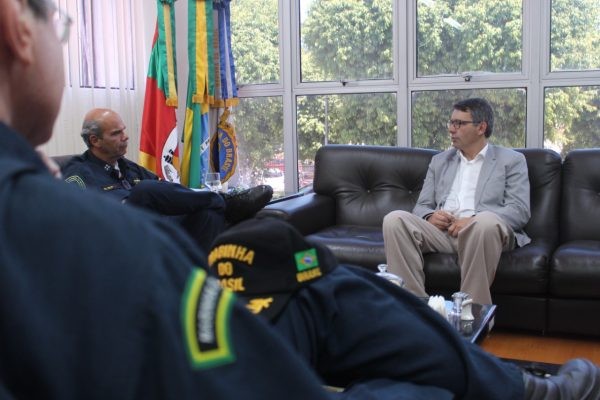 Prefeito Fábio Branco e comandante de Operações Navais da Marinha discutem cooperação em projetos de desenvolvimento