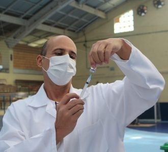 Lote com 1.033 doses de vacinas da Pfizer para imunização de crianças chega em Rio Grande nesta tarde (17)