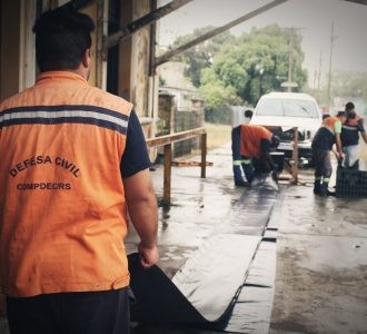 Defesa Civil faz doação de lonas para famílias atingidas pelas fortes chuvas do final de semana em Rio Grande 
