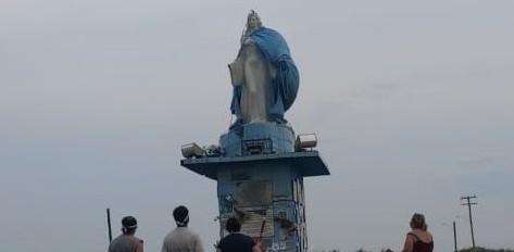Estátua de Iemanjá, no Balneário Cassino, tem parte da estrutura comprometida
