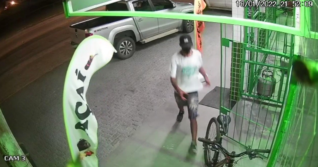 VÍDEO: Homem furta bicicleta na Av. Santos Dummont e é perseguido por populares