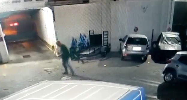 VÍDEO: Homem que matou cão 'Costela' é servidor público e foi afastado pela Prefeitura do Rio Grande