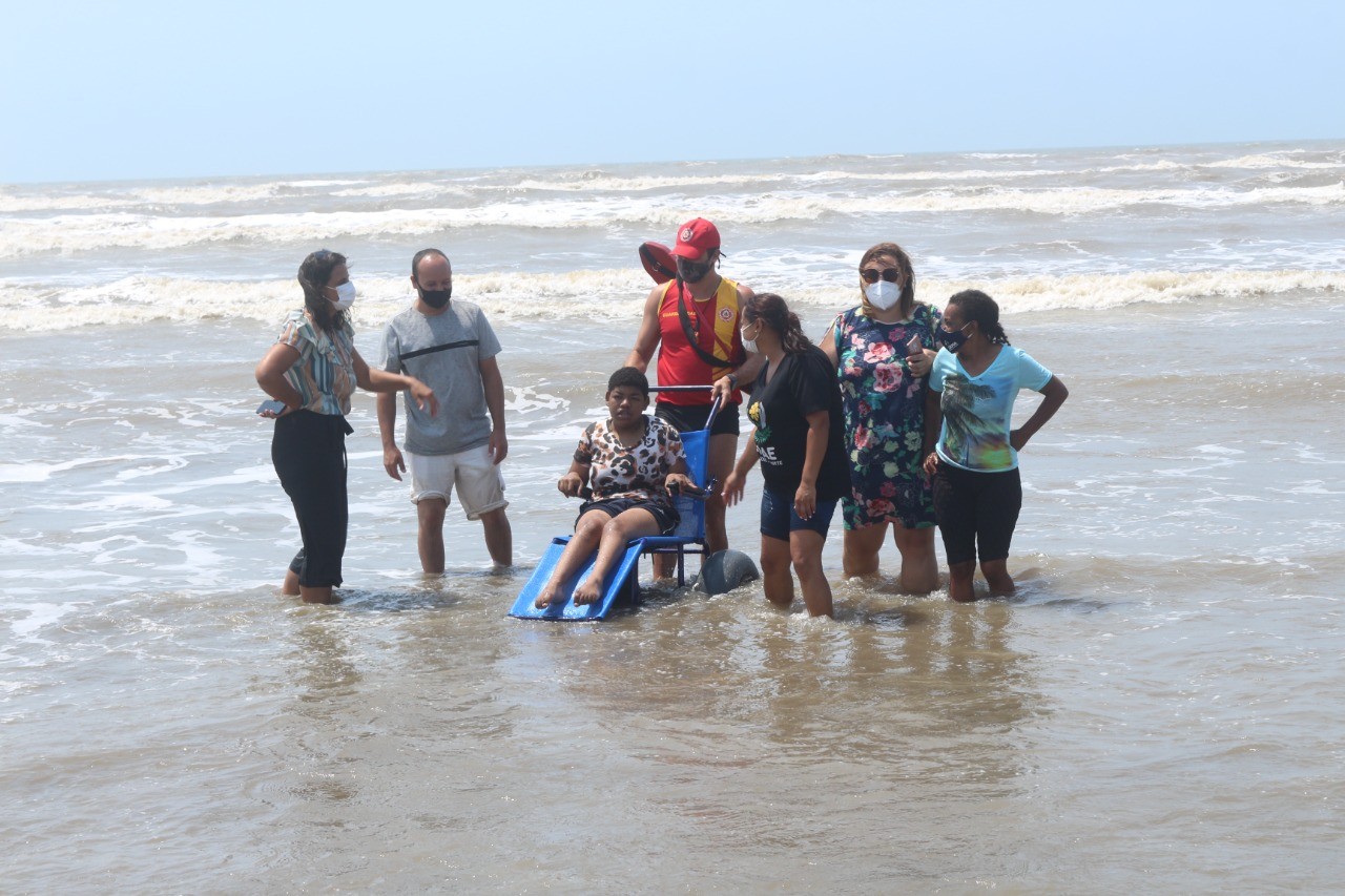 Projeto Um Banho de Inclusão iniciou nesta sexta-feira (21) na Praia do Mar Grosso em São José do Norte 