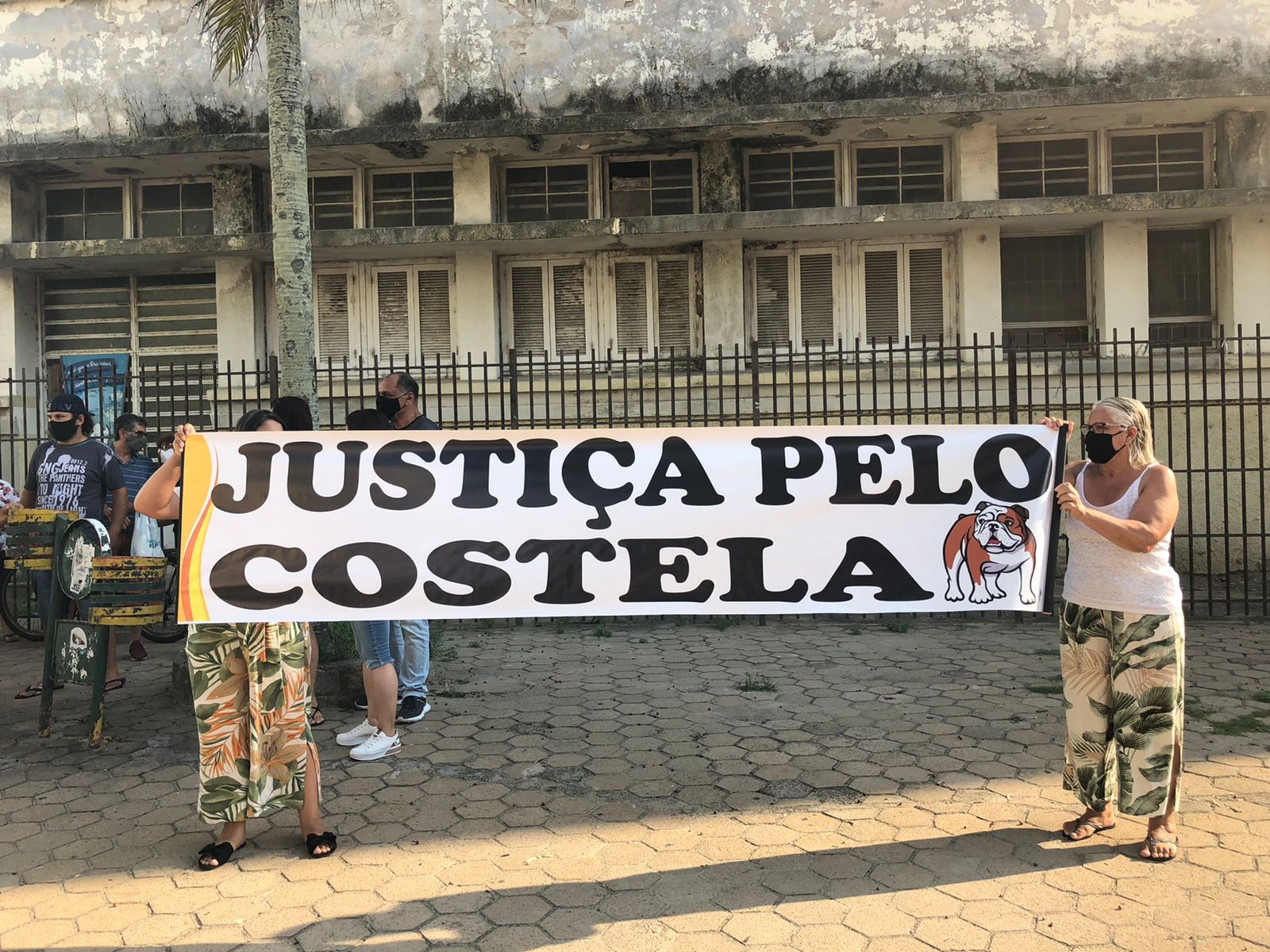 Manifestação pedindo justiça ao cão Costela marca a tarde da última sexta-feira (21)