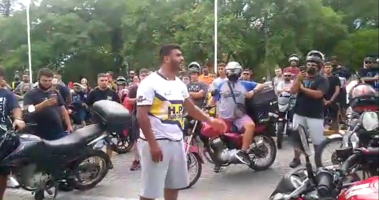 Centenas de motociclistas realizam protesto e acompanham velório do entregador assassinado no final de semana 