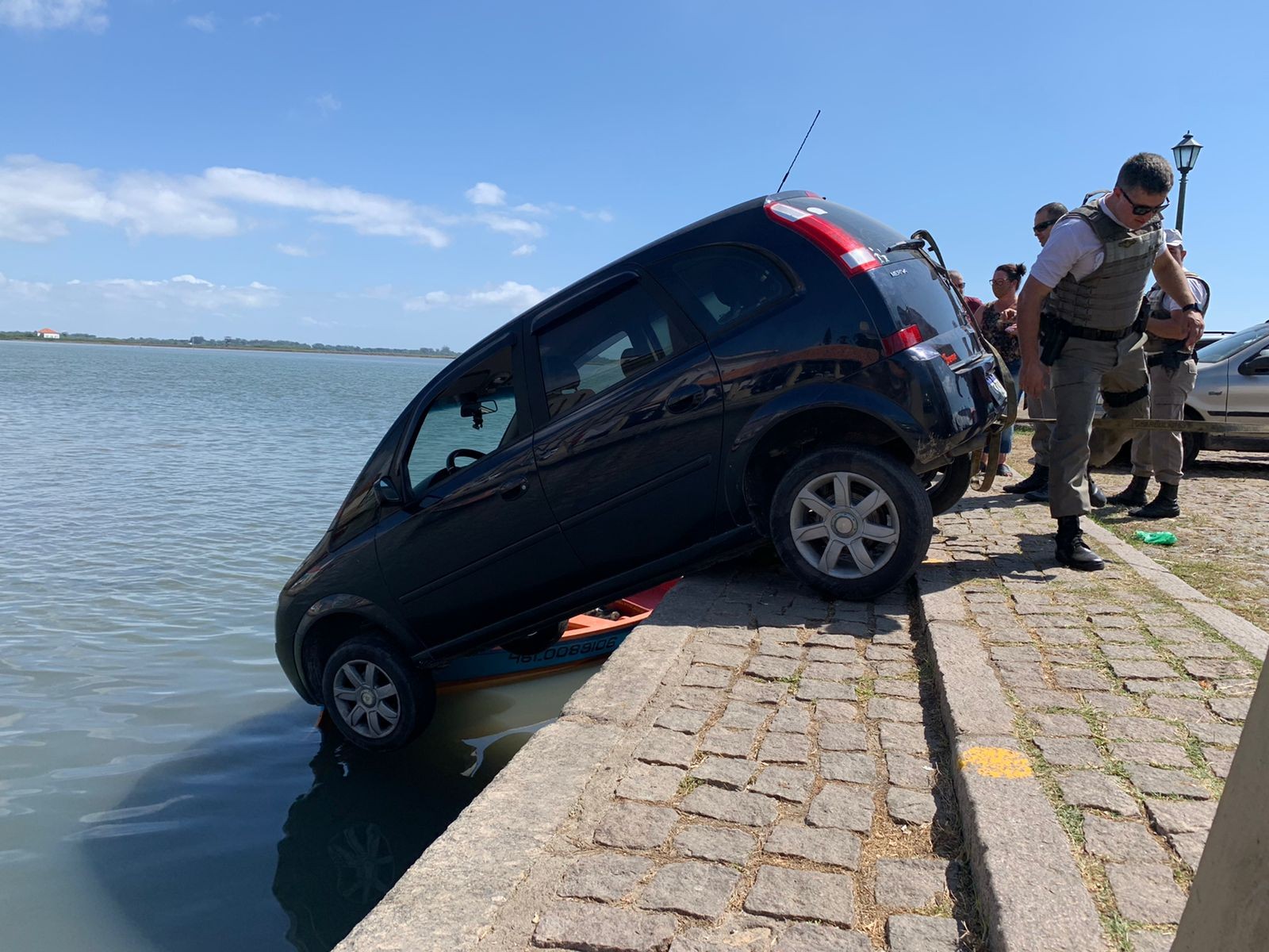 VÍDEO: mulher perde controle de veículo e carro quase cai na Lagoa dos Patos, em Rio Grande