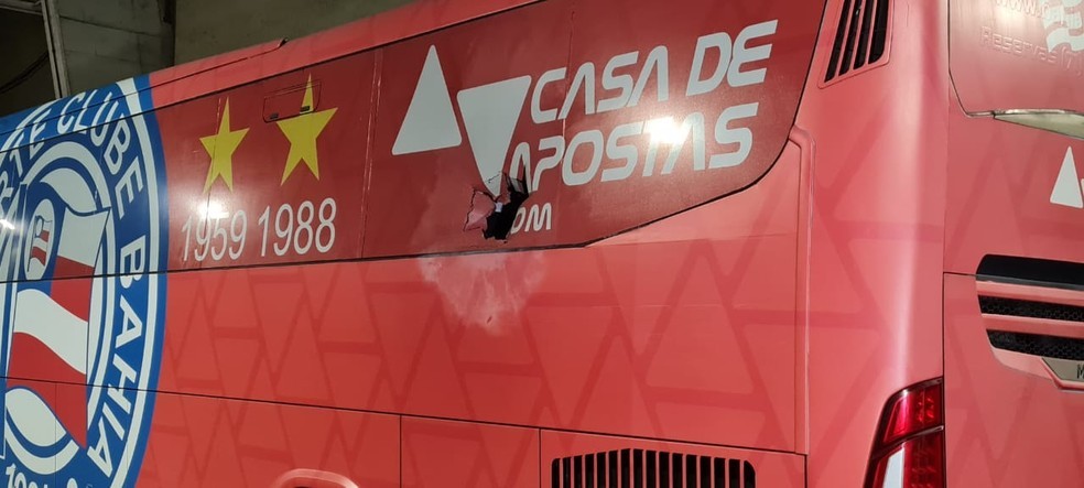 Ônibus do Bahia é atingido por bomba no caminho à Arena Fonte Nova