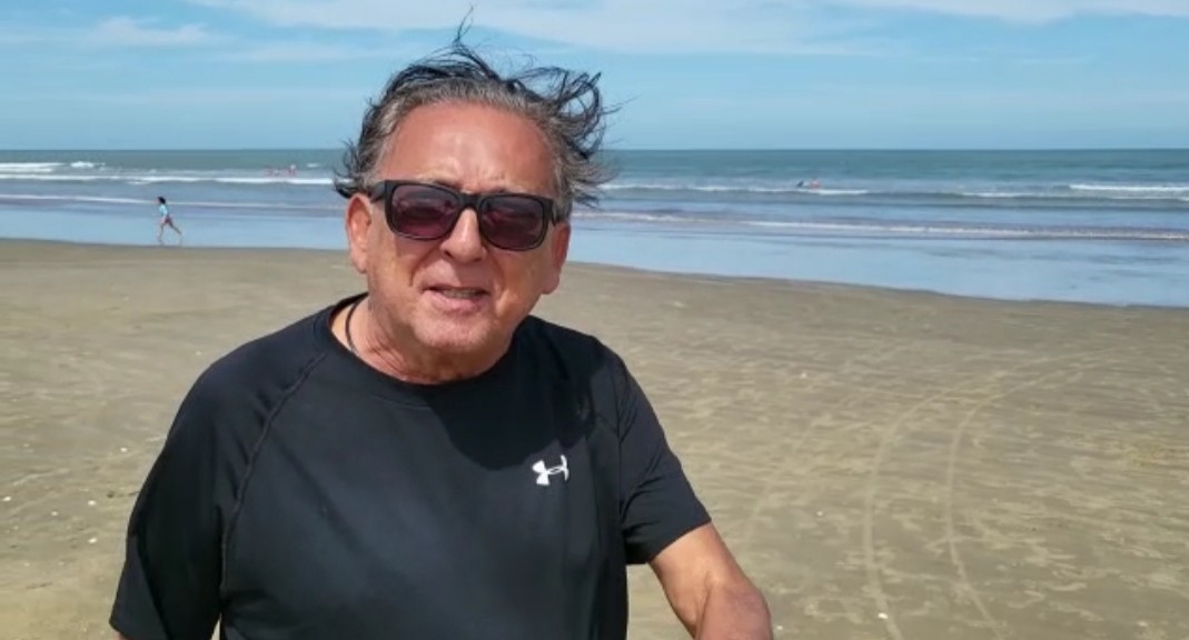 VÍDEO: Galvão Bueno aproveita dia de sol com churrasco na Praia do Cassino, em Rio Grande
